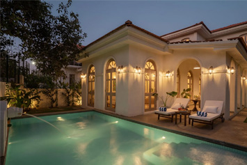 Outdoor swimming pool with sofa and chair at Casa Tanisa villa