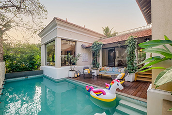 Outdoor swimming pool with sofa and chair at Casa Tanisa villa