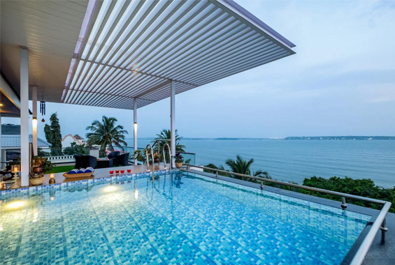 Infinity pool villa Overlooking the vast Arabian Sea
