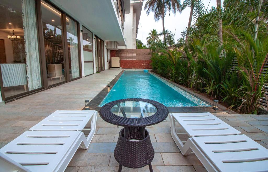 Dining area with private pool at Cloverleaf Villa in Candolim